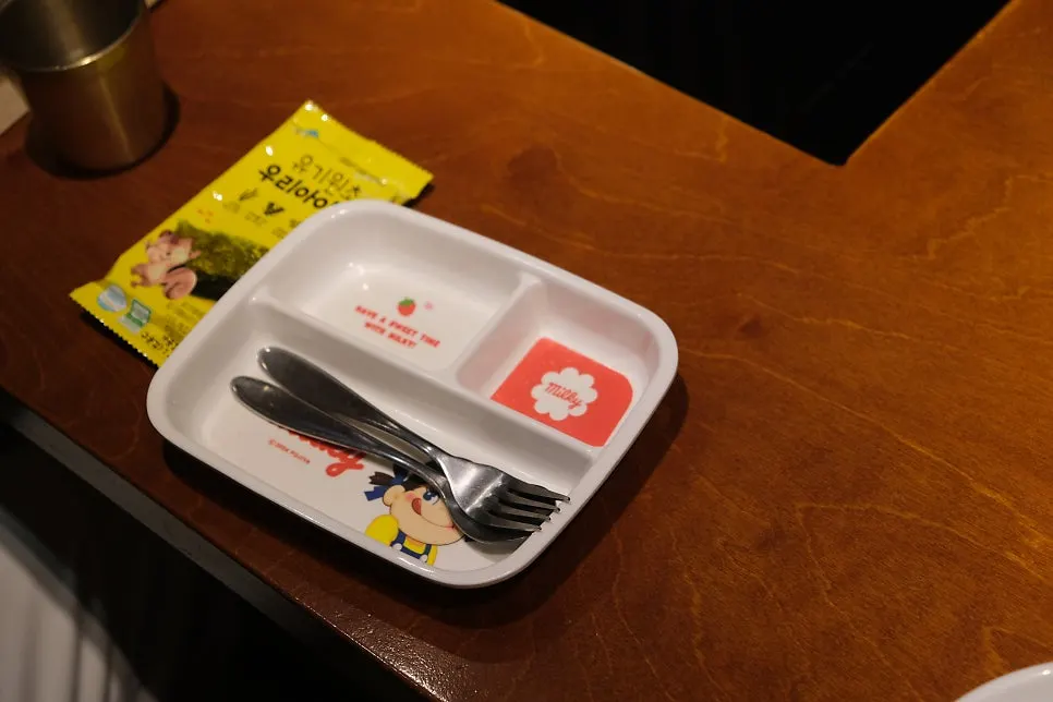 Baby seat set with baby dishes and seaweed