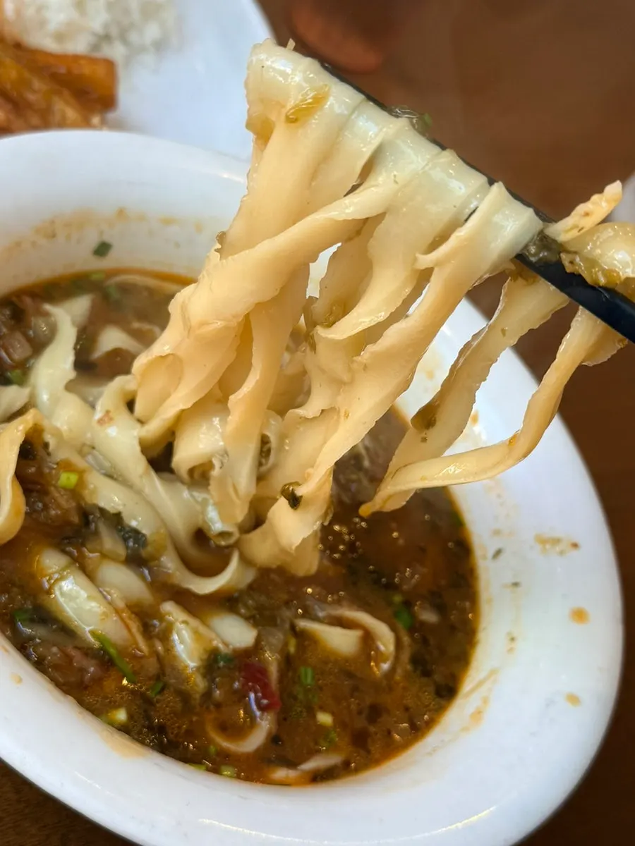 Lifting up the chewy knife-cut noodles