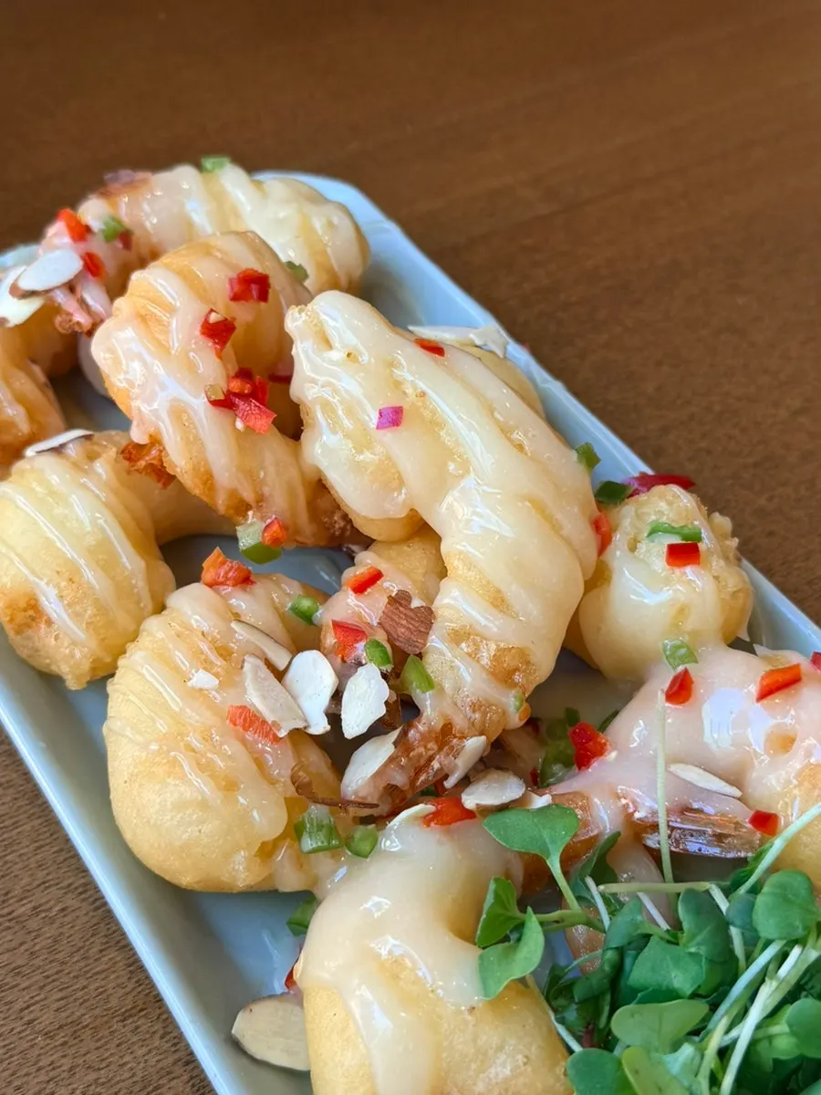 Freshly fried cream shrimp at Cheonghwaweon