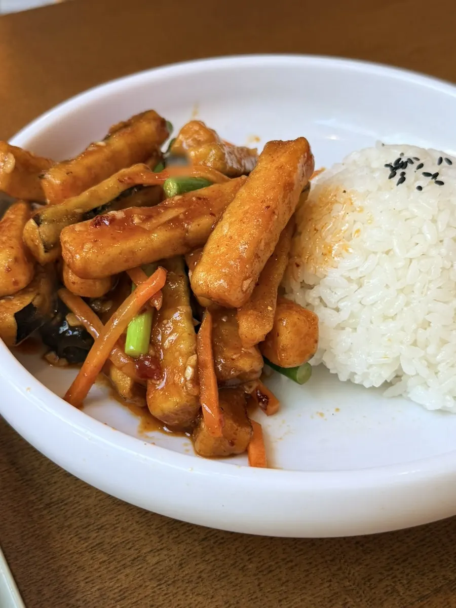 Visual of Cheonghwaweon's fish-fragrant eggplant rice bowl