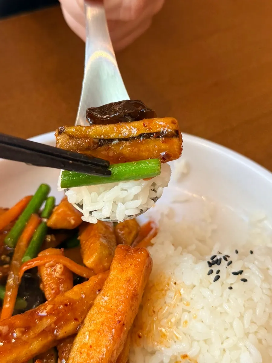 Fish-fragrant eggplant rice bowl with wood ear mushroom and vegetables