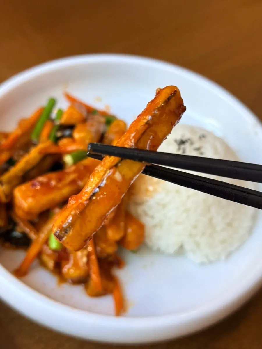 Mixing the fish-fragrant eggplant rice bowl with rice
