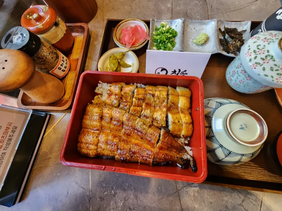The full hitsumabushi table setting