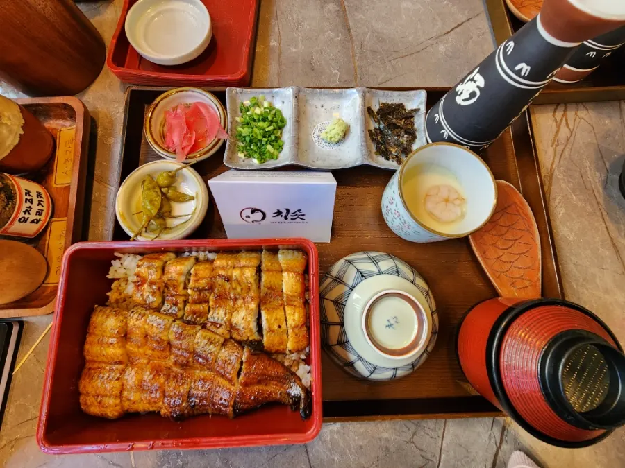 Close-up of the eel rice bowl with lid removed