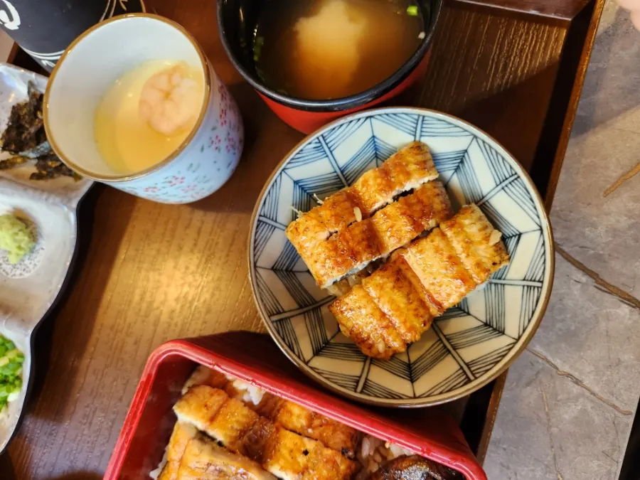 The hitsumabushi divided into four portions