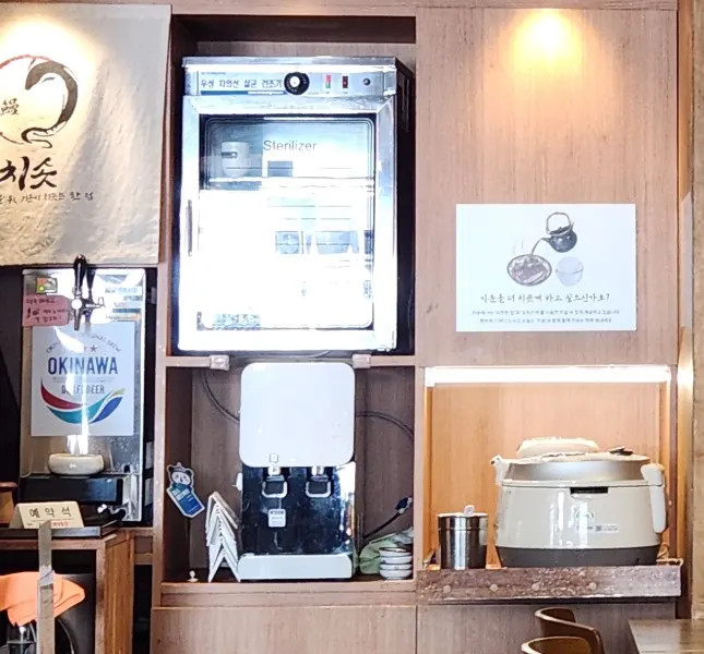The self-serve rice cooker station for extra rice