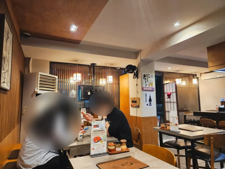 치솟 역삼본점 오픈 키친과 바 테이블