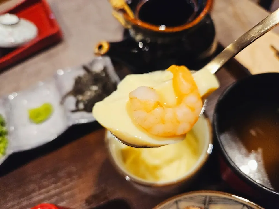 계란찜과 장국이 함께 나온 히츠마부시 상