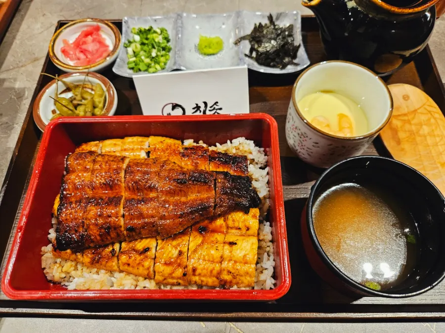통으로 올라간 장어 한 마리 덮밥