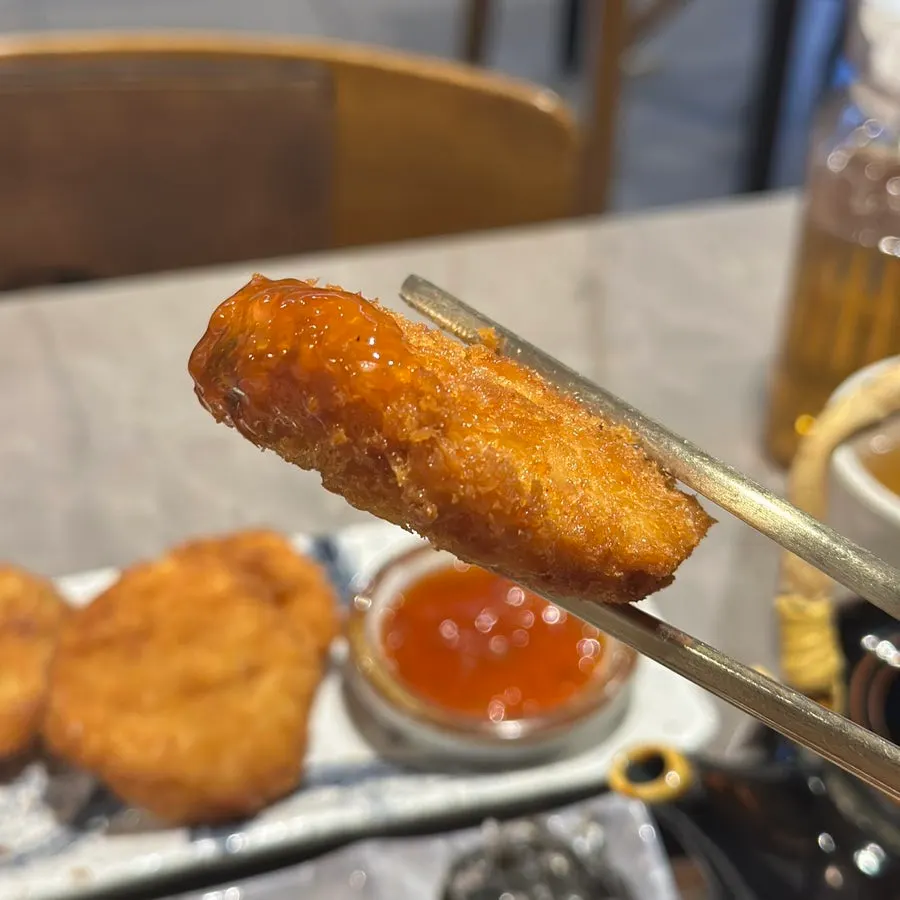 칠리소스와 함께 나온 큼직한 고로케