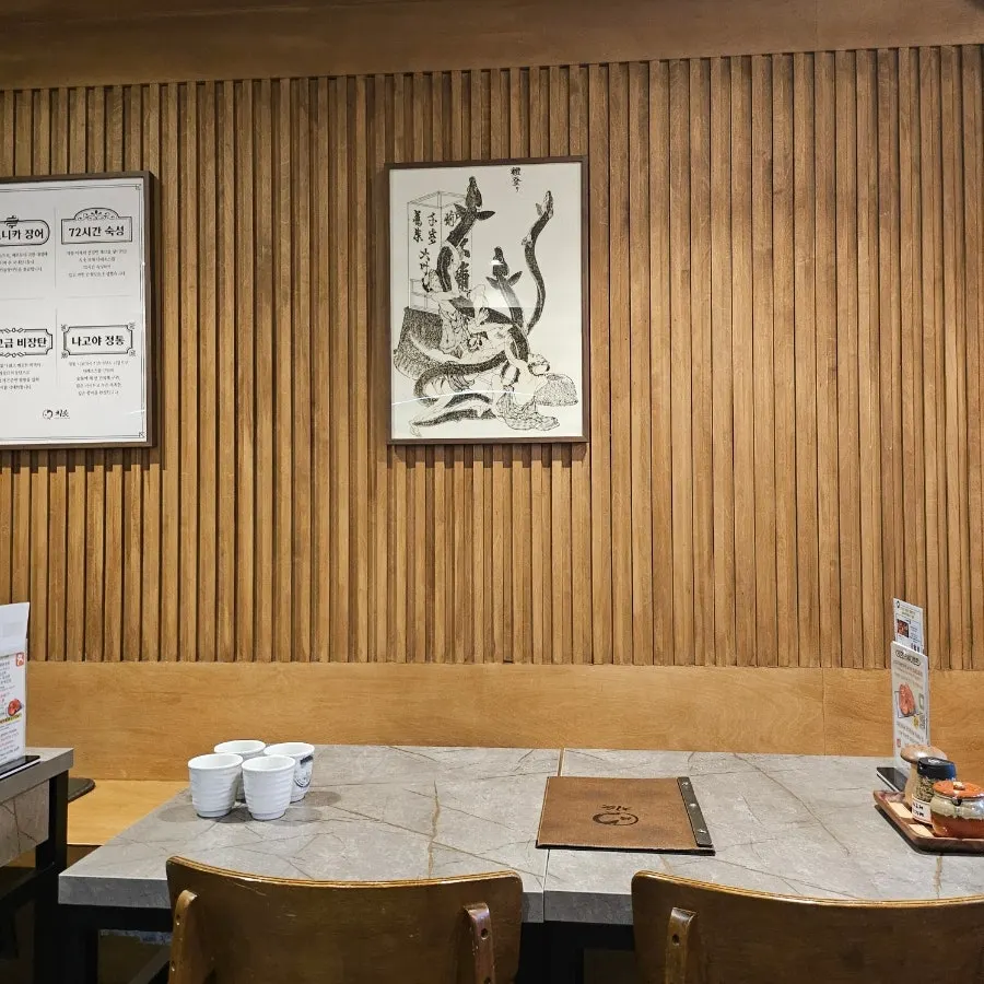 Table seating inside Chisot Yeoksam Main Branch