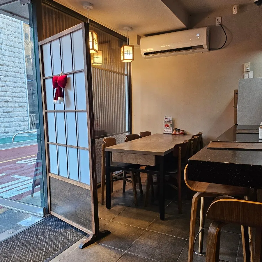 The 6-seat table and reserved seating area at Chisot Yeoksam Main Branch