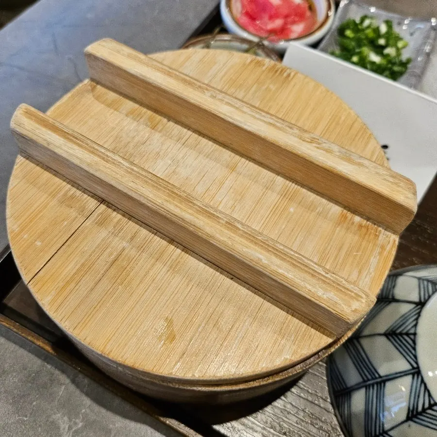 Covered wooden bowl of hitsumabushi