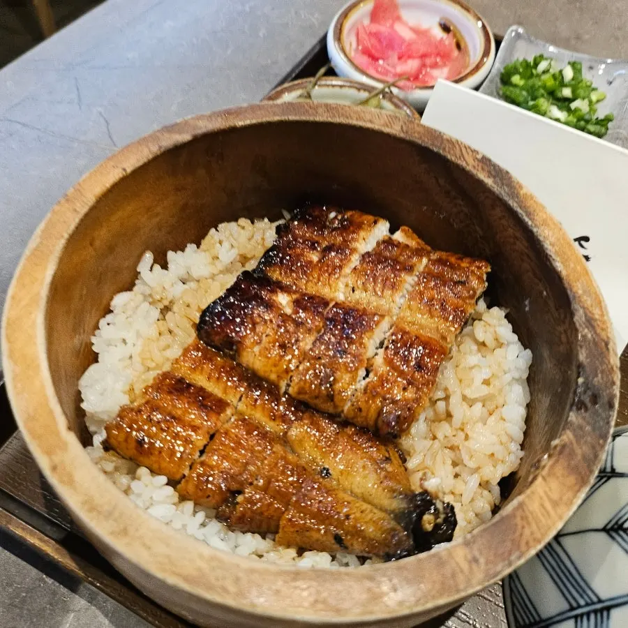 Lid removed to reveal the grilled eel rice bowl