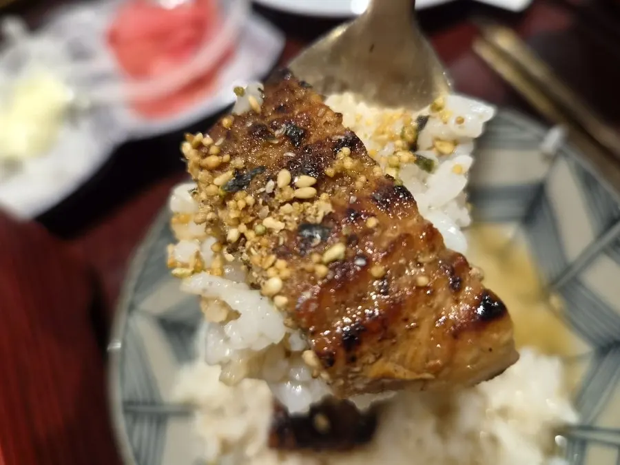 スプーンにのせたうなぎとご飯