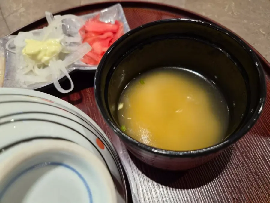 厚みのあるサーモンの繊維が見えるクローズアップ