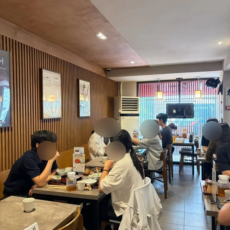 갓 튀겨 나온 노릇한 감자고로케
