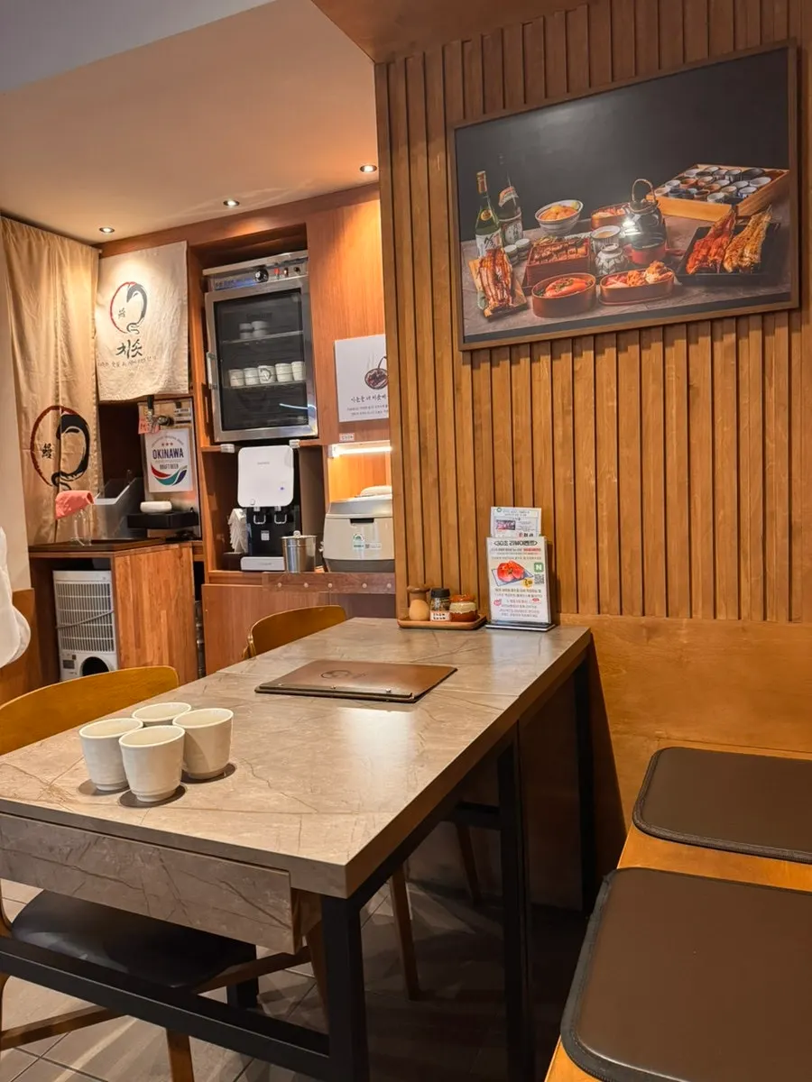 Vertical shot of the indoor seating at Chisot Yeoksam Main Branch