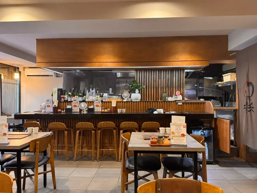 Evening atmosphere inside Chisot Yeoksam Main Branch