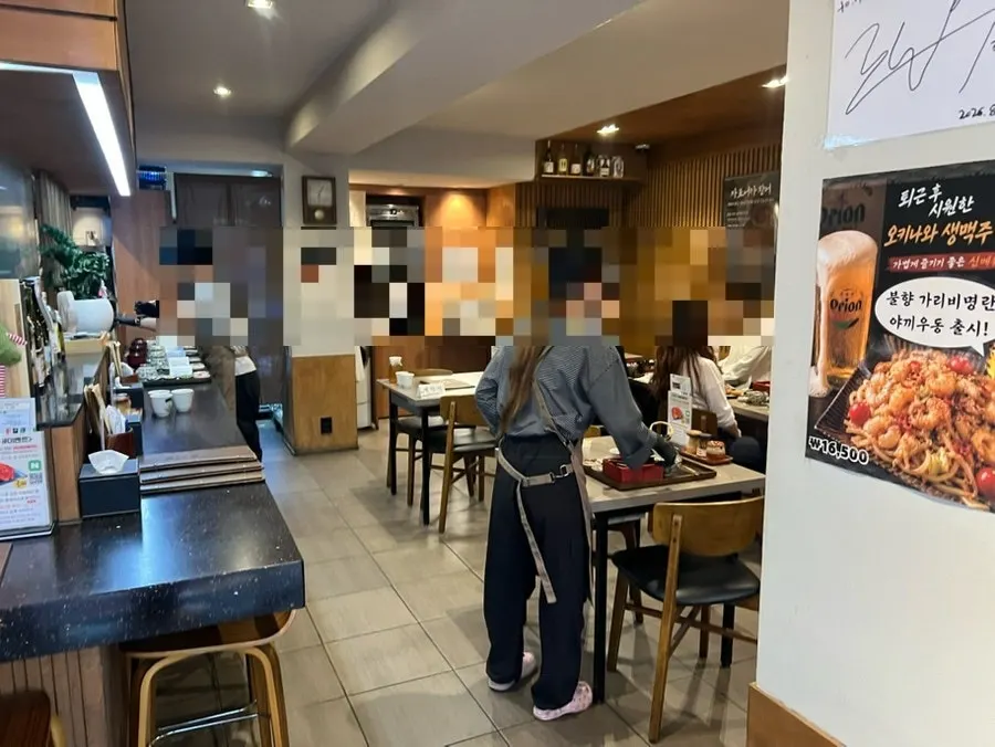 2인석과 6인석이 있는 치솟 역삼본점 테이블 공간
