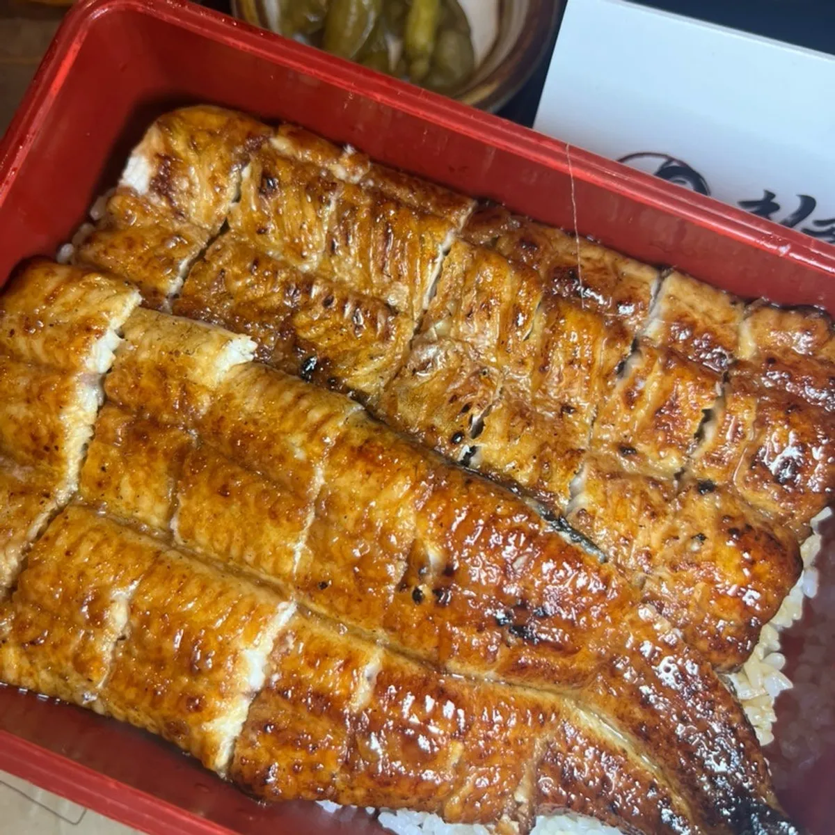 붉은 찬합에 담긴 치솟 히츠마부시 상 장어덮밥