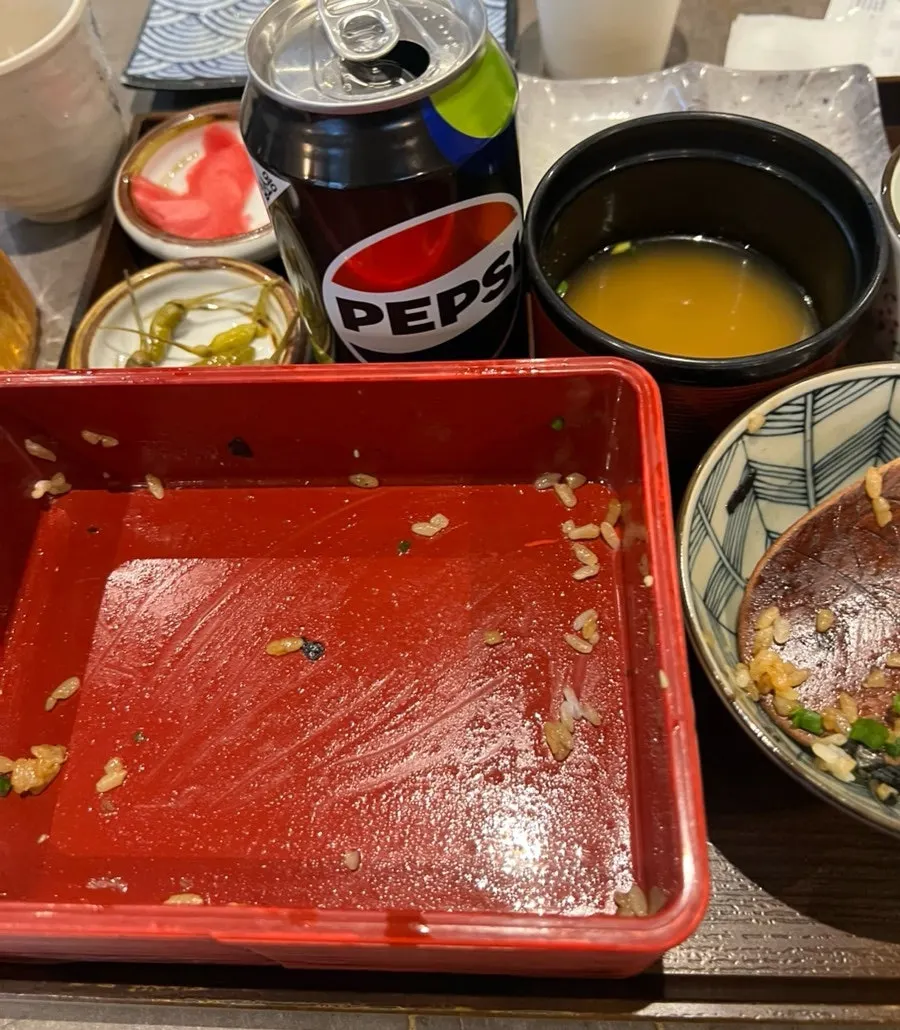 흰 쌀밥에 올린 연어장