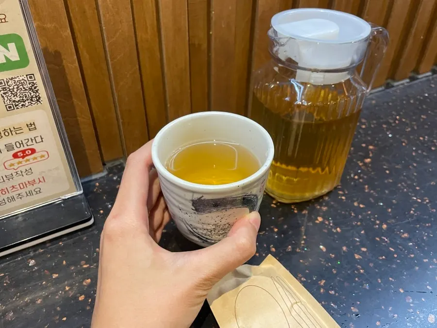 Montaje básico con té de cebada y porta-cubiertos