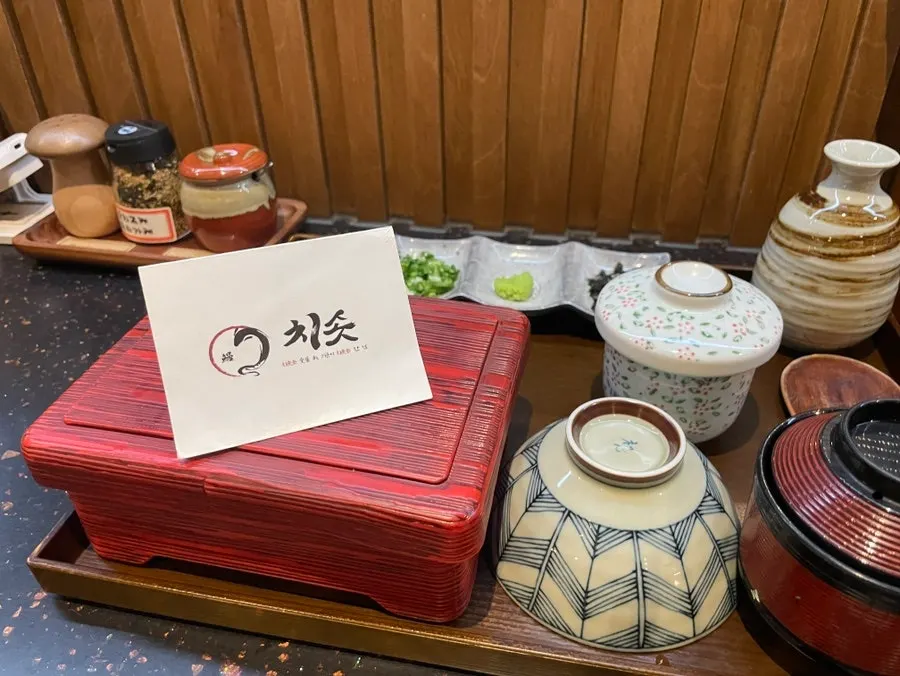 Plato de hitsumabushi con la tapa puesta