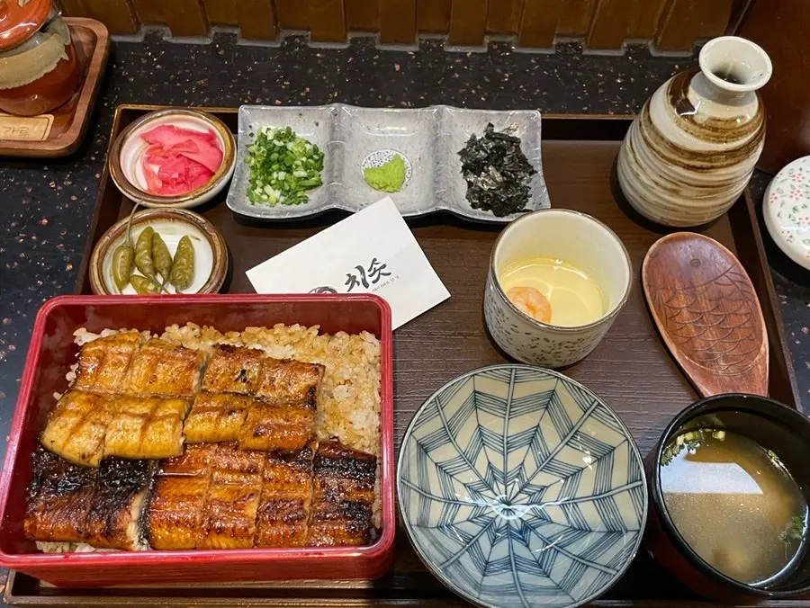Plato de hitsumabushi con chawanmushi y sopa