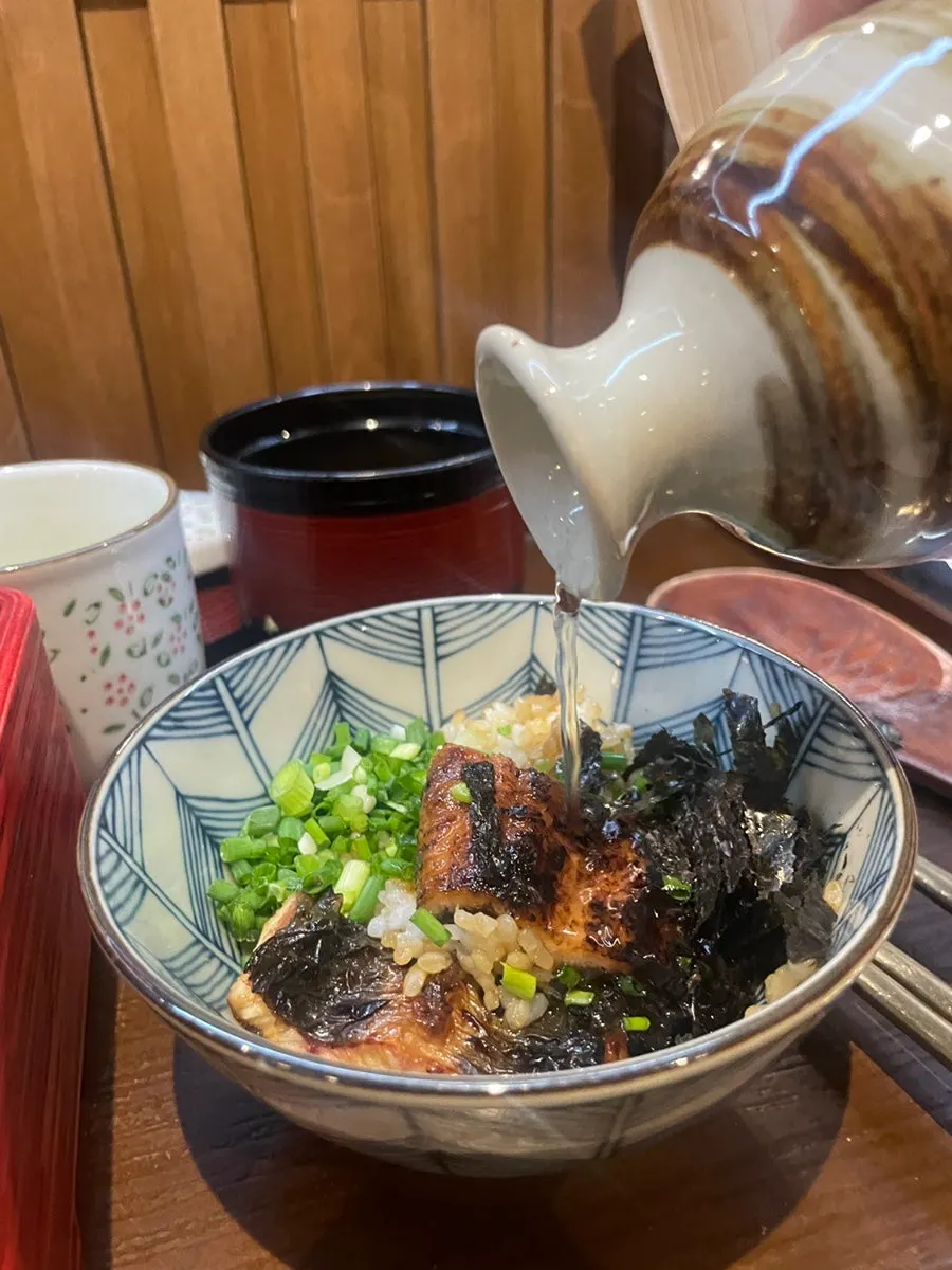 Hitsumabushi mezclado con cebollino y alga en polvo