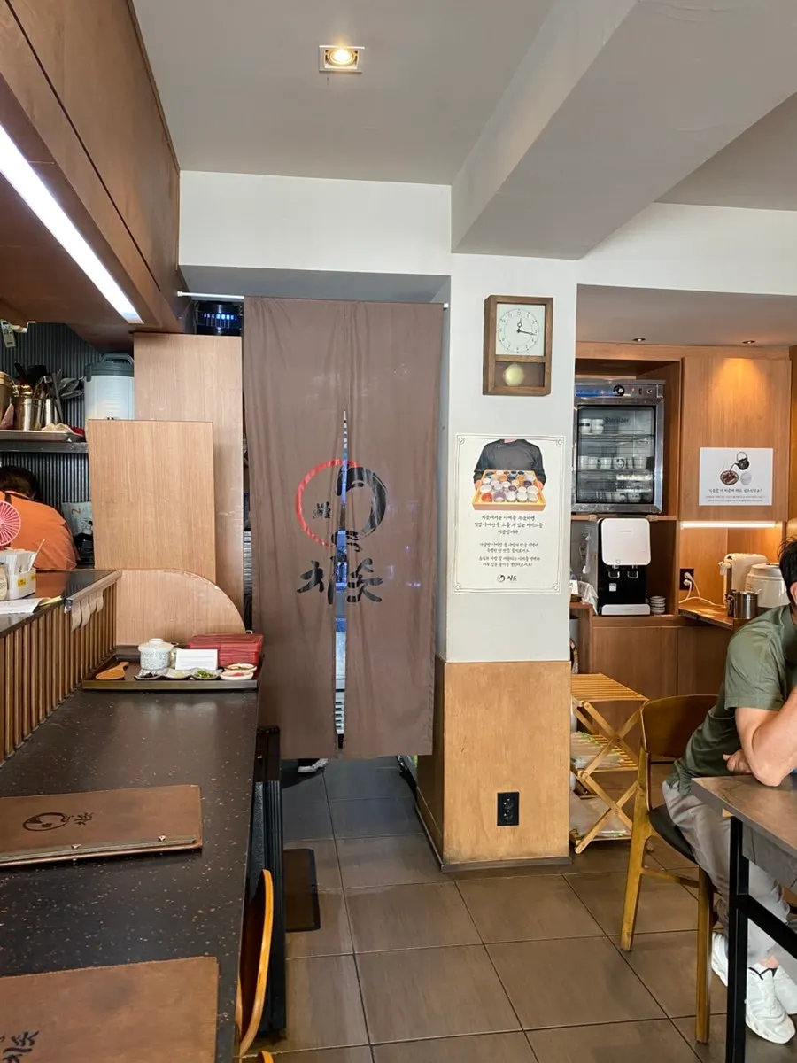 Interior atmosphere of Chisot Yeoksam Main Branch