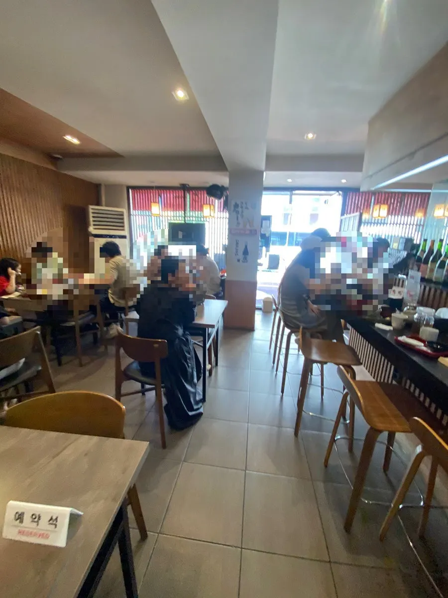 Seating and lighting at Chisot Yeoksam Main Branch
