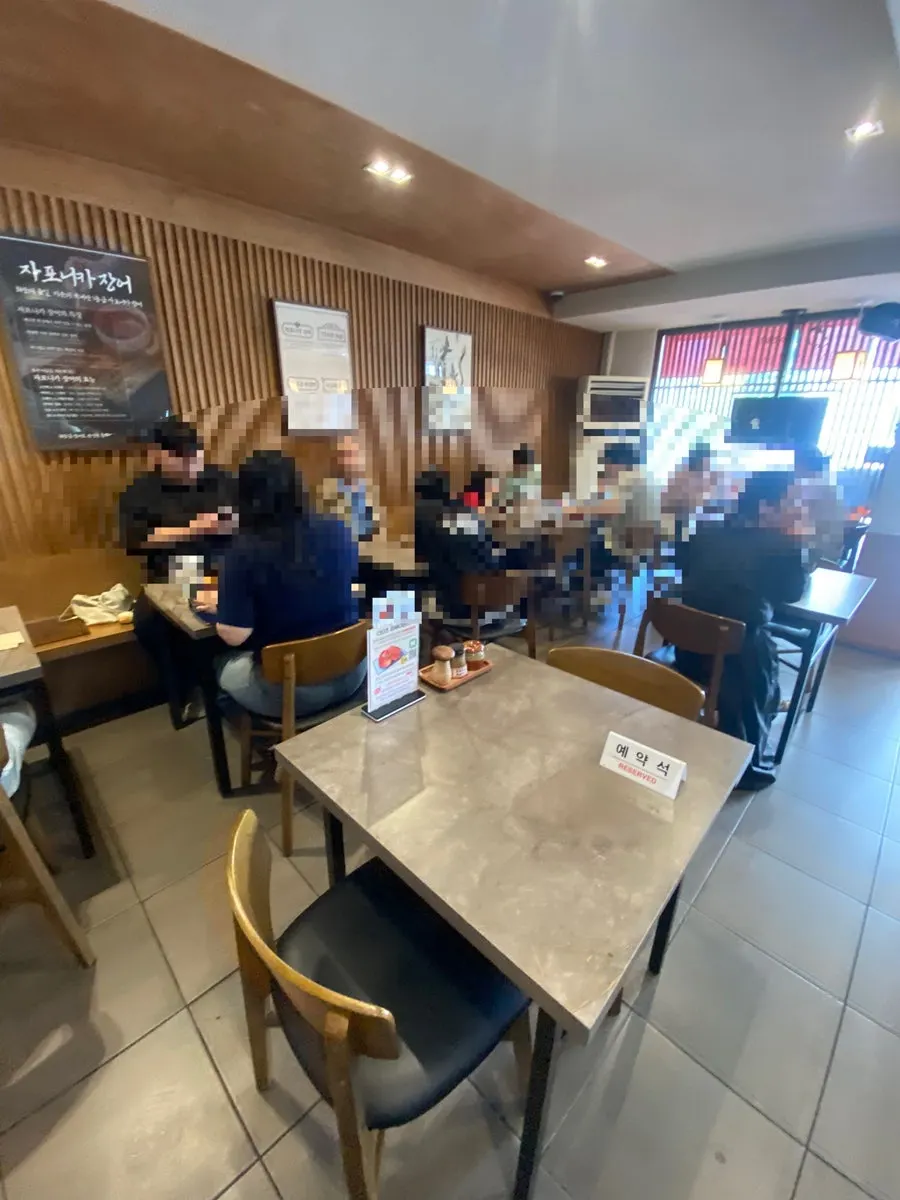 View of the table seating area at Chisot Yeoksam Main Branch