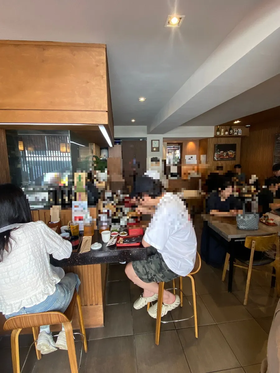 Dining hall with group seating at Chisot Yeoksam Main Branch