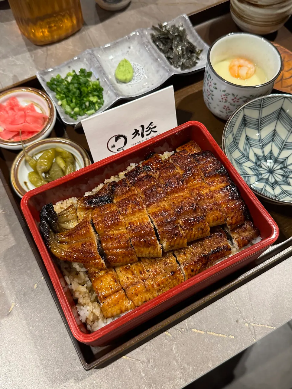 치솟 간판과 가게 입구