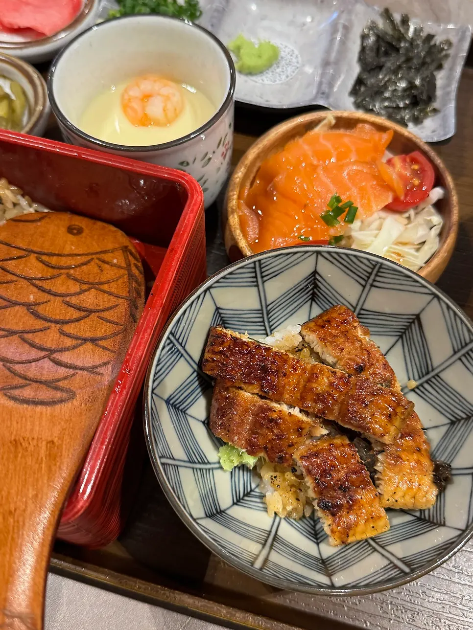 통통한 장어 조각과 밥