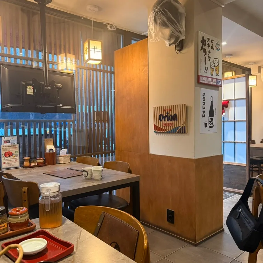 Overview of interior seating at Chisot Yeoksam Main Branch