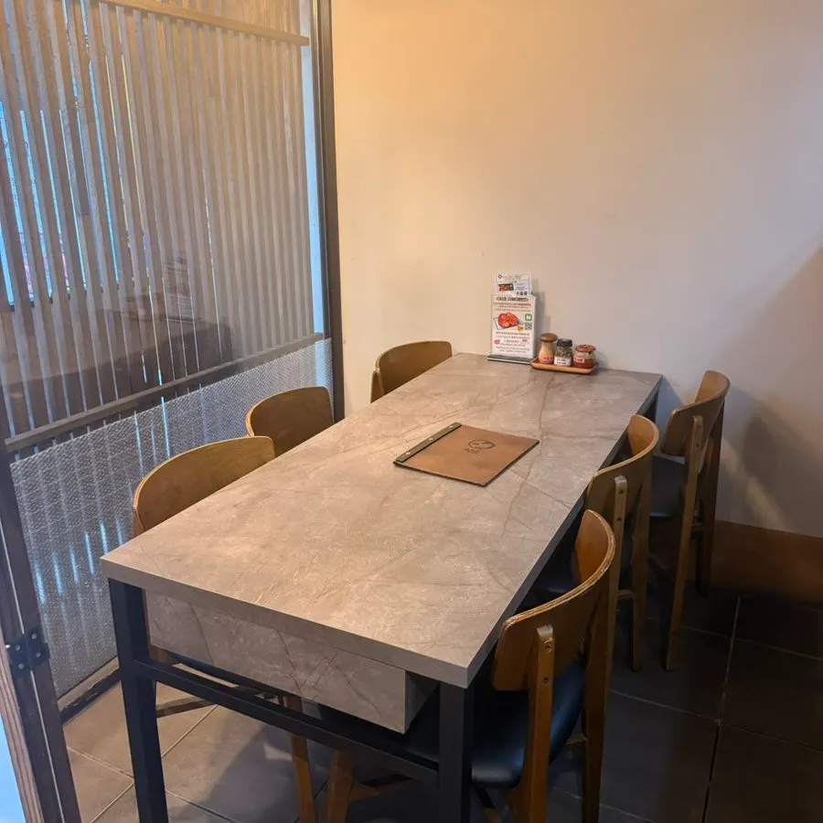 Table seating atmosphere at Chisot Yeoksam Main Branch