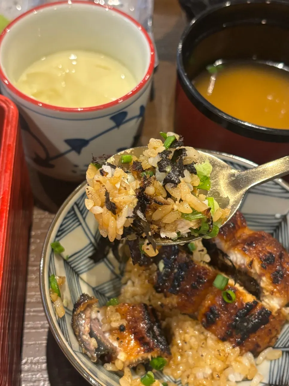 밥 위에 올린 장어 한 점