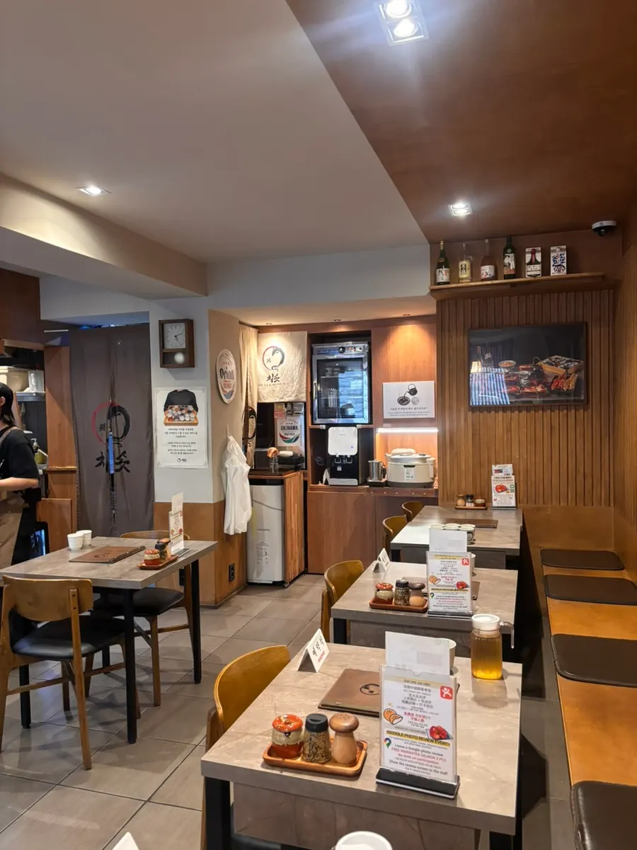 Small but clean interior of Chisot Yeoksam Main Branch