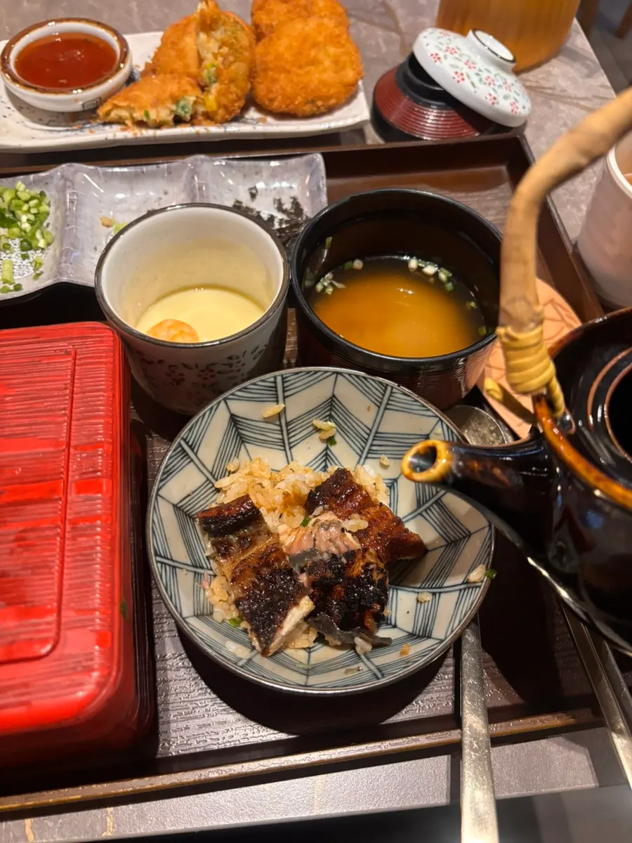 Table with eel rice bowl and side dishes