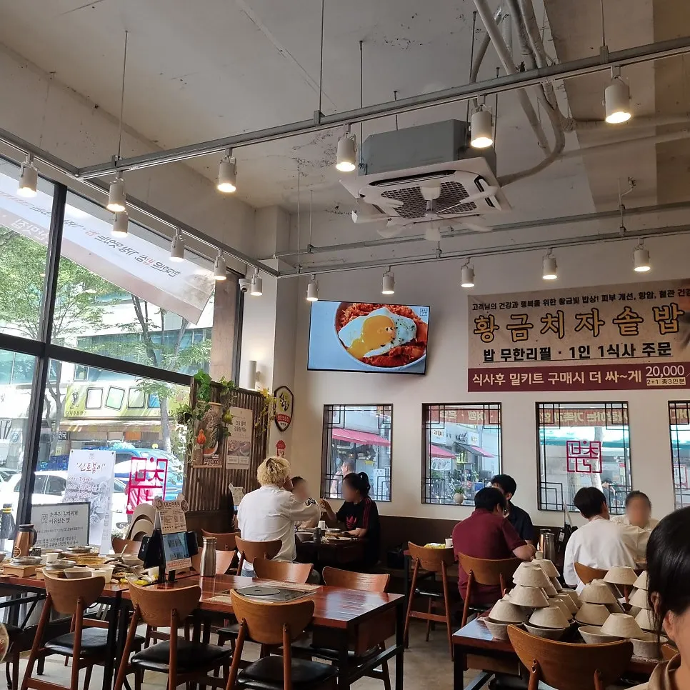 인덕션이 설치된 테이블과 깔끔한 인테리어