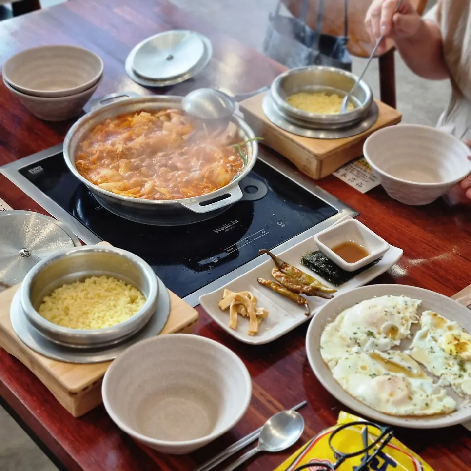 미박 돼지고기가 들어간 끓는 김치찌개