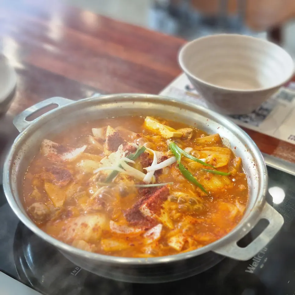 라면사리를 넣은 김치찌개