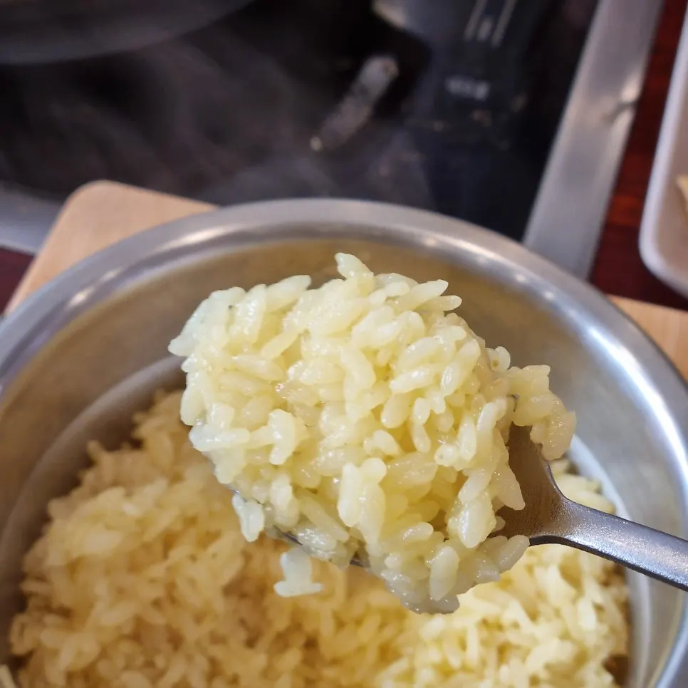 노란 빛깔의 황금치자솥밥