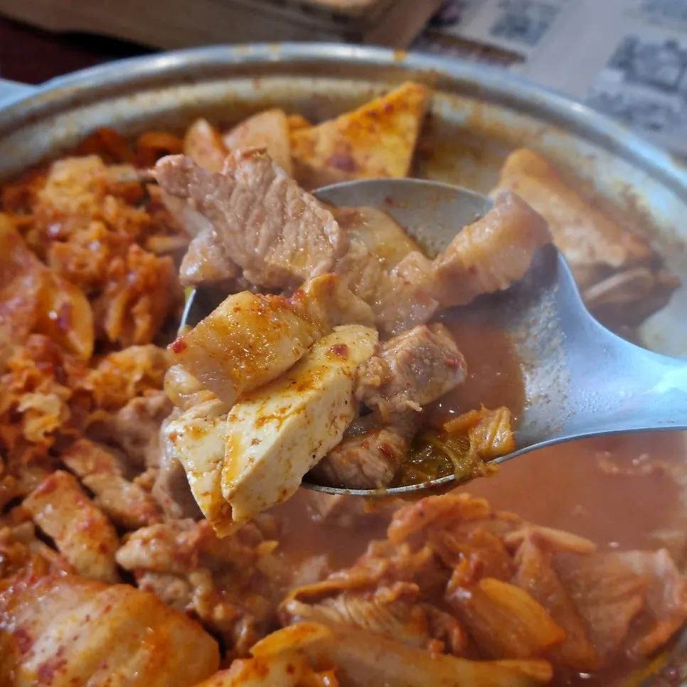 솥밥에 김치찌개 건더기를 올린 모습