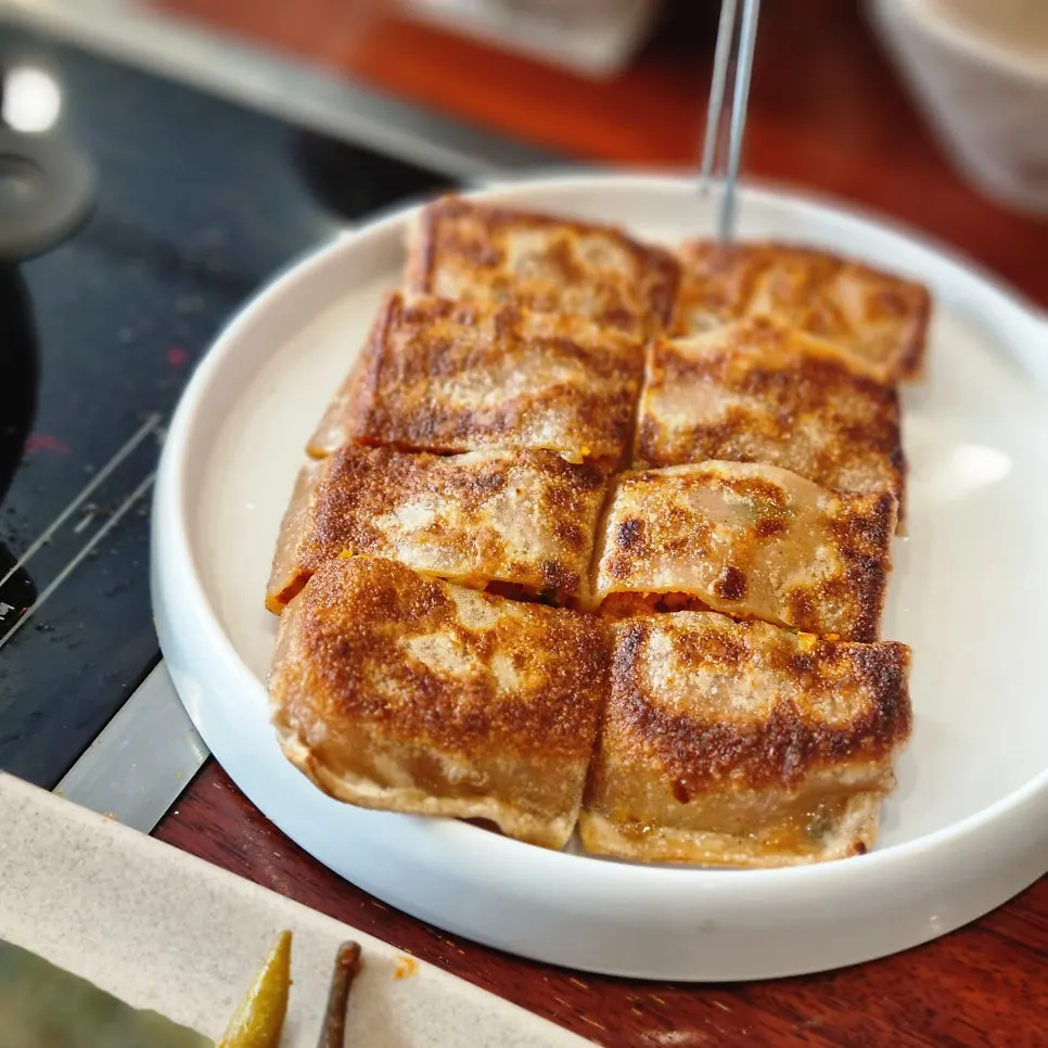 밥과 반찬을 담아오는 셀프바