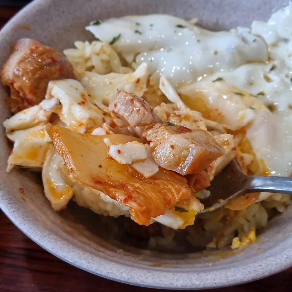 들기름 프라이와 김치찌개 조합