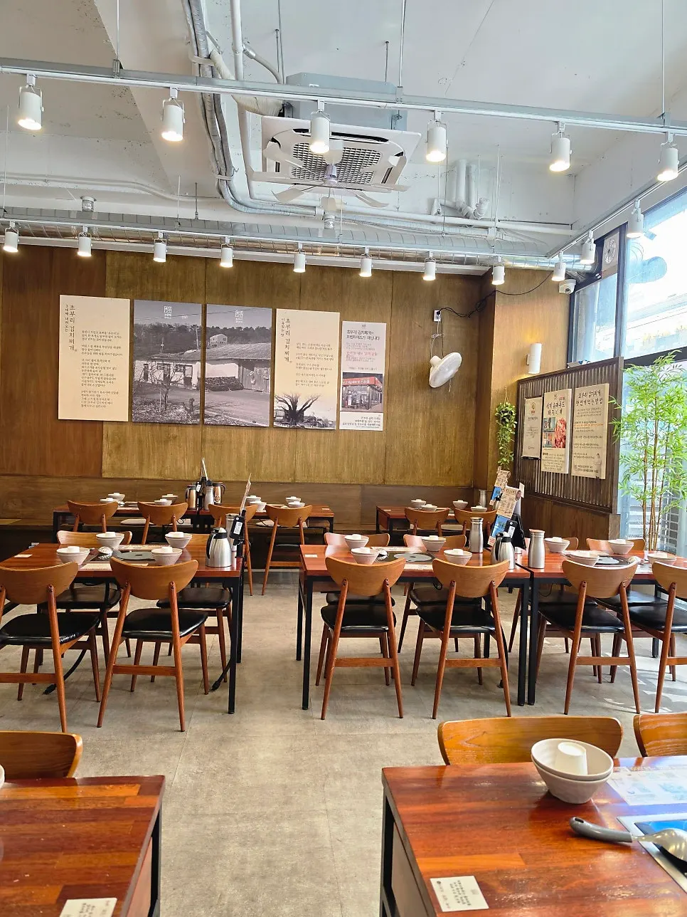 Clean interior of Choburi Kimchi Jjigae Gojan Main Branch