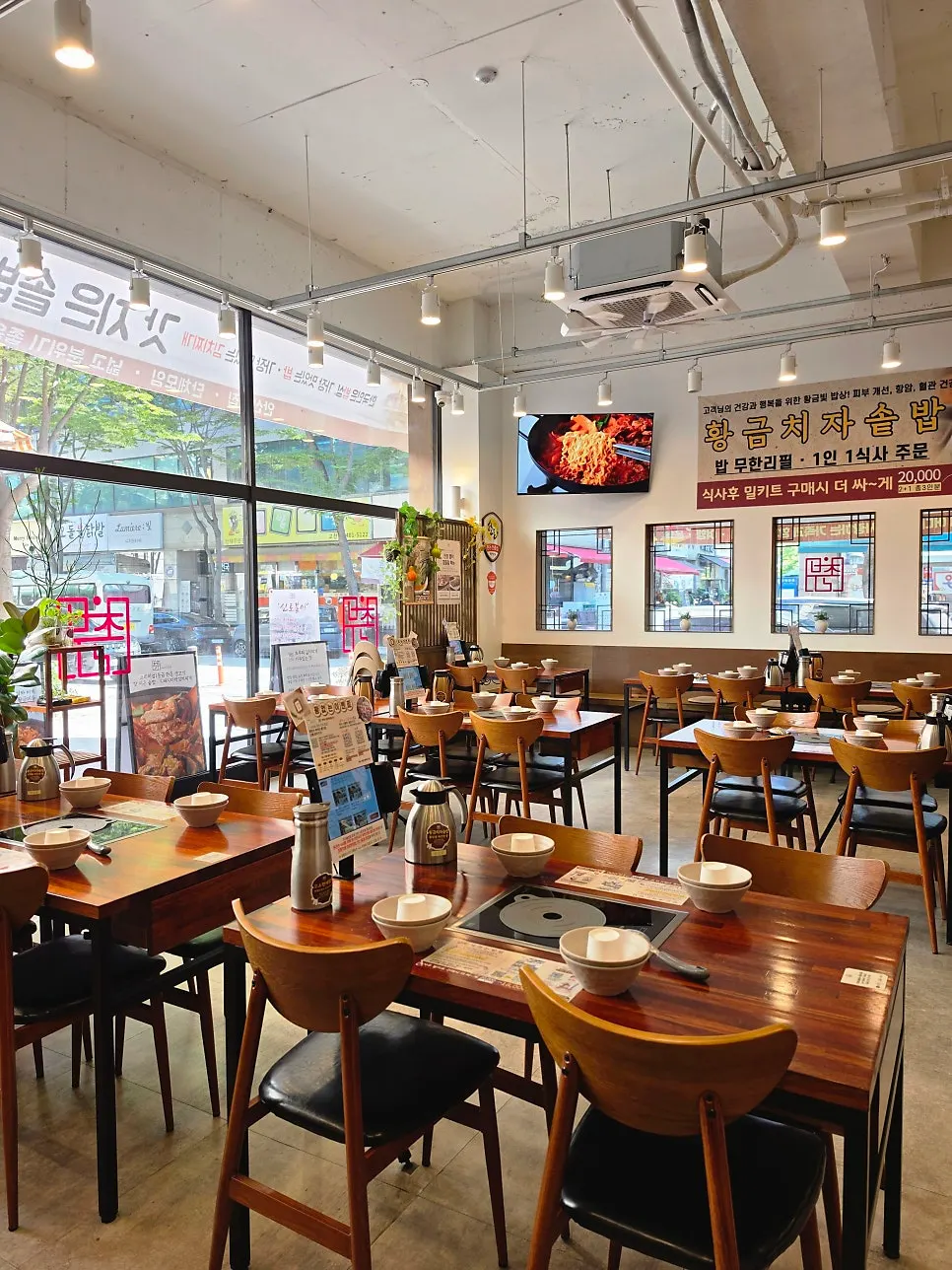 Empty seats right after opening, before customers arrive